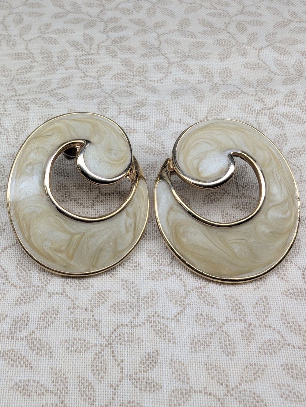🩷 Vintage Enamel Earrings Cream & Gold 80s *4 For $20*